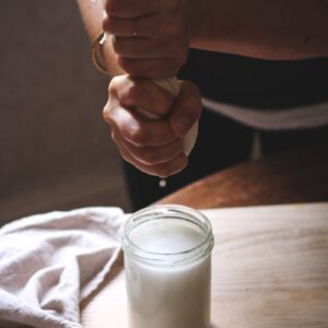 مرحله سوم از طرز تهیه شیر فندق خانگی