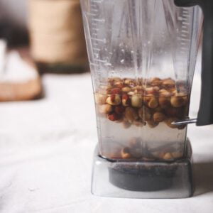 مرحله دوم از طرز تهیه شیر فندق خانگی