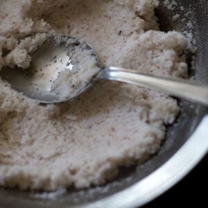 عبور شیر از صافی برای طرز تهیه شیر نارگیل