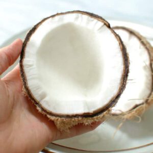 شکستن نارگیل برای طرز تهیه شیر نارگیل