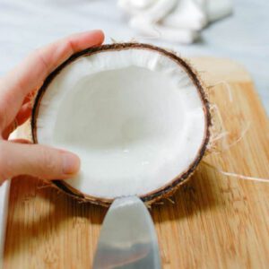 آماده سازی نارگیل برای طرز تهیه شیر نارگیل