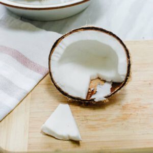 تکه کردن نارگیل برای طرز تهیه شیر نارگیل