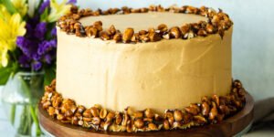 کیک کاراملی بادام زمینی با مربای شیر