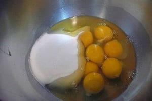 طرز تهیه رولت خامه ای-11