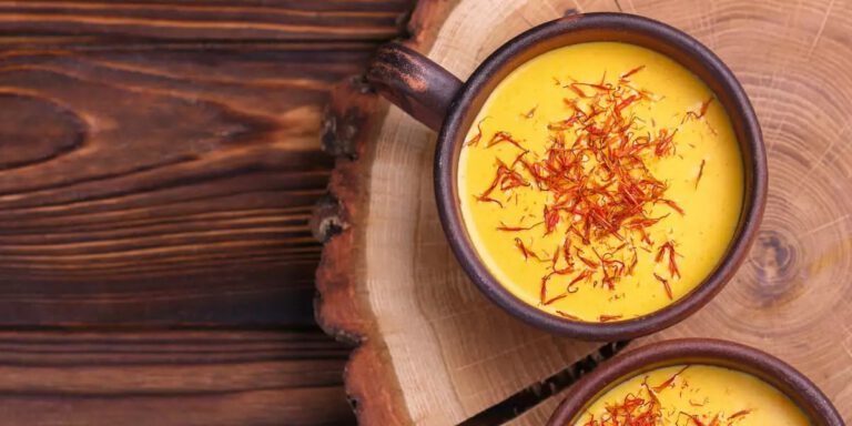 طرز تهیه شیر زعفران با شیر گیاهی و شیر لبنی