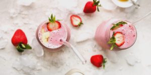 طرز تهیه اسموتی پروتئینی موز و توت فرنگی