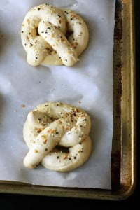 طرز تهیه پرتزل خانگی-13