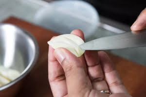 مرحله اول تهیه سس سیر