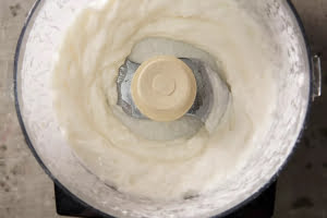 مرحله نهایی تهیه سس سیر