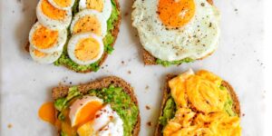 طرز تهیه تست آووکادو در کنار تخم مرغ