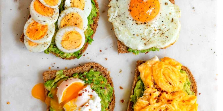 طرز تهیه تست آووکادو در کنار تخم مرغ