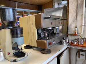 قهوه ساز قدیمی قنادی مینیون