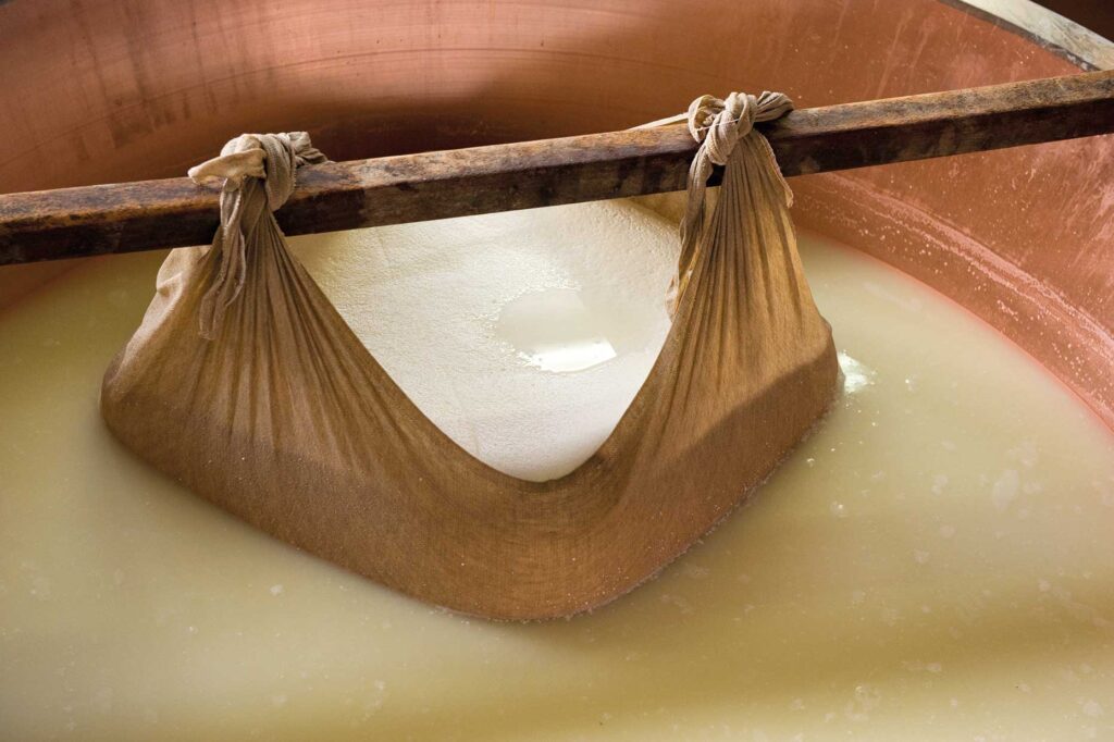 مراحل تهیه پارمزان اصلی در کارگاه 