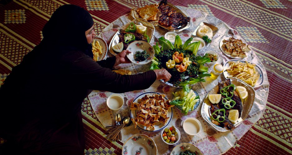 محققان، مسئله مهمان نوازی افراطی را در برخی از فرهنگ‌ها به خاطرات محرومیت آنها مربوط می‌دانند