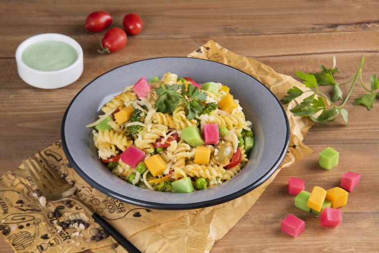 سالاد پاستا با پنیر کیوب