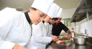 راز سرآشپزهای کلاه سفید دربار یونان