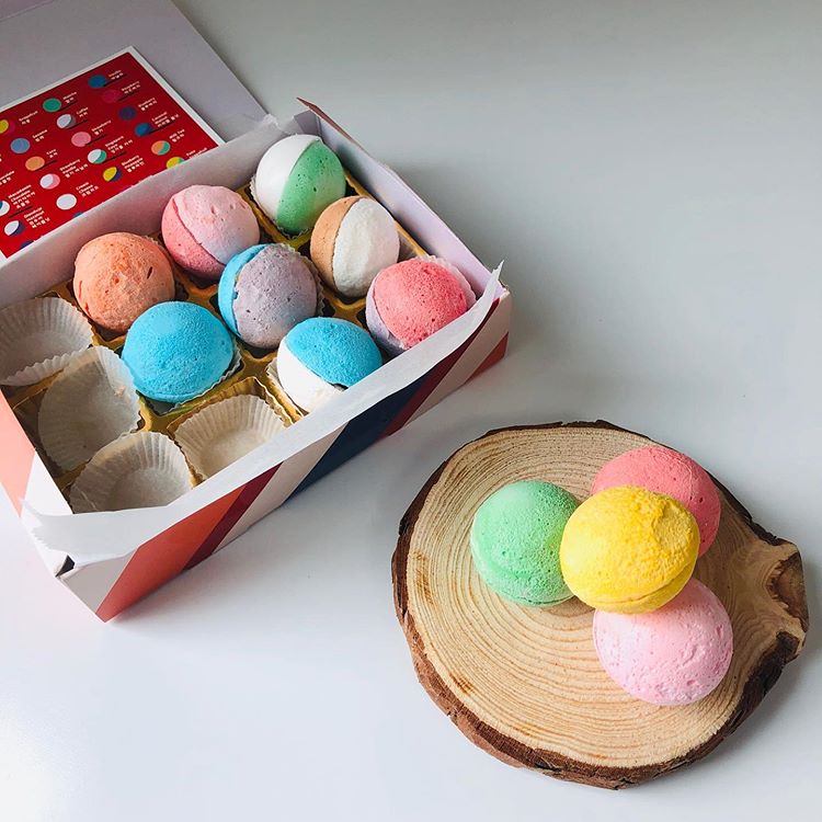 کلوچه بمبی با فیلینگ مربا و خامه 